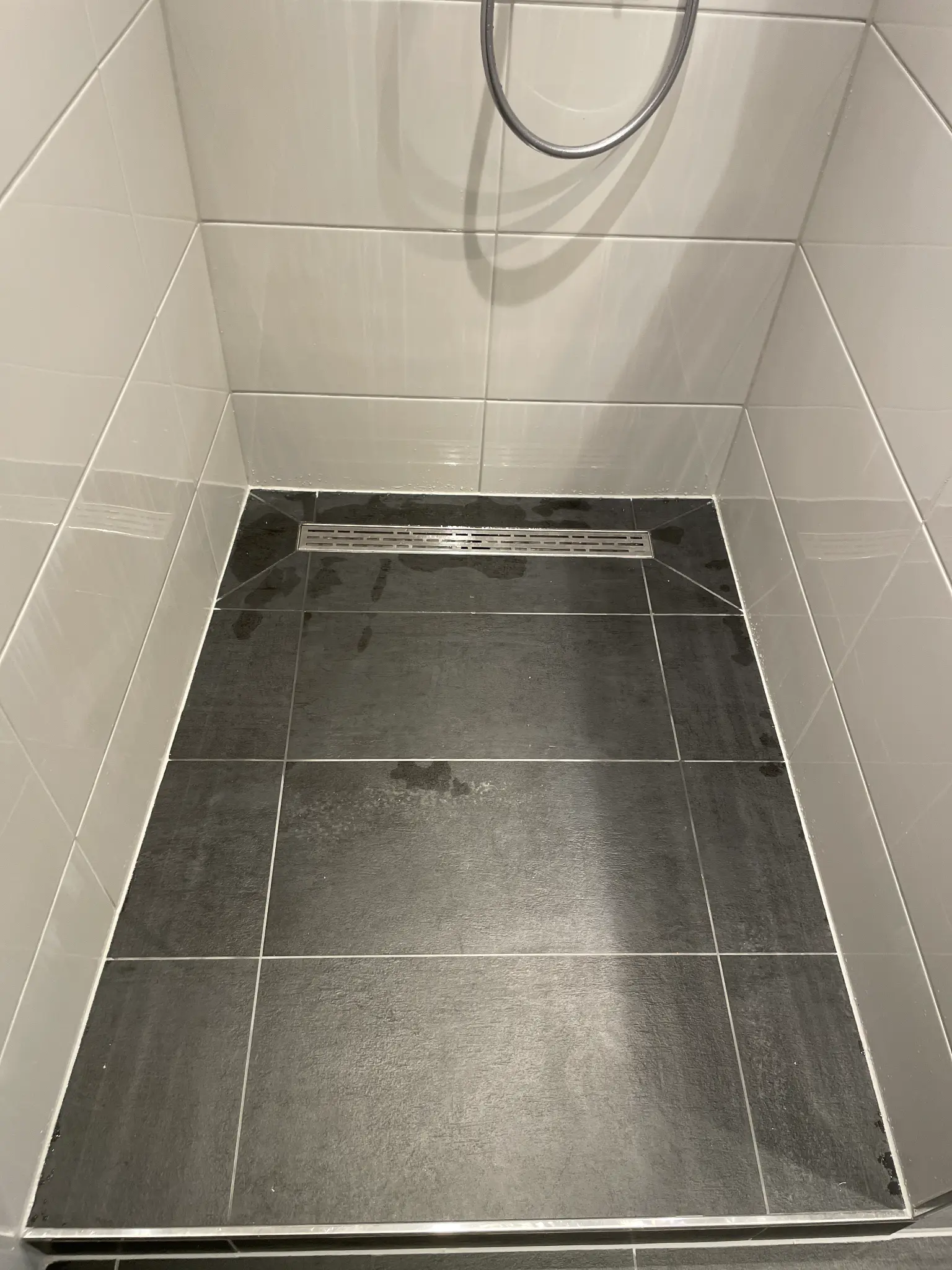 Bodengleiche Dusche mit elegantem Linienablauf - Badsanierung Winterhude