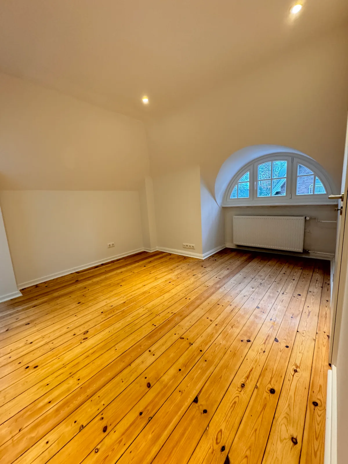 Dachgeschossausbau Elbchaussee – Studio mit Elb-Blick – Hauptbild KSB Hamburg