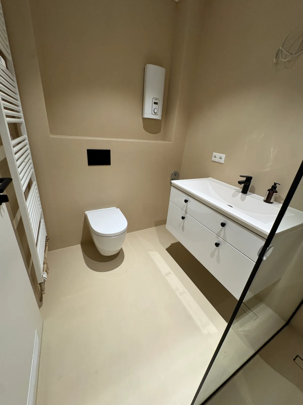 Fugenloses Hauptbad Altona – 8 m² mit Walk-In-Dusche – Bild 2