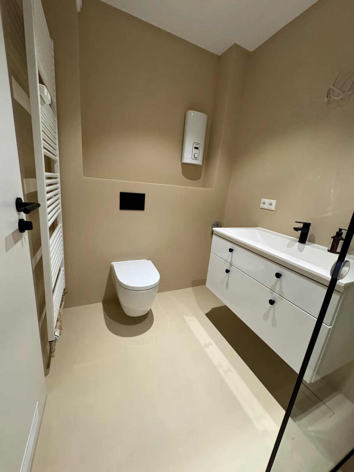 Fugenloses Hauptbad Altona – 8 m² mit Walk-In-Dusche – Bild 4