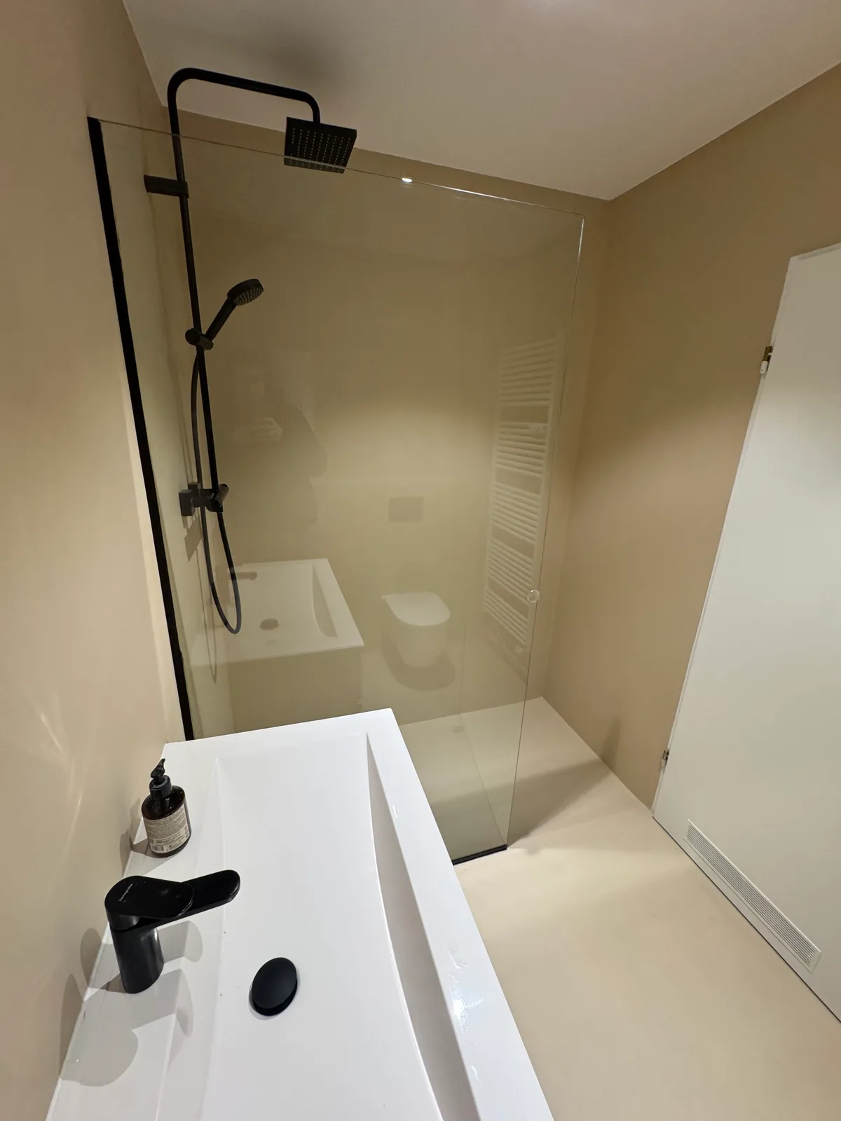 Fugenloses Hauptbad Altona – 8 m² mit Walk-In-Dusche – Bild 5