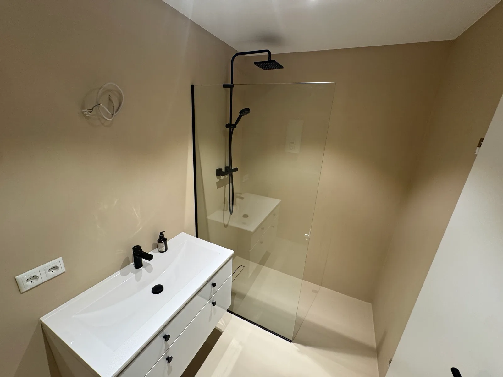 Fugenloses Hauptbad Altona – 8 m² mit Walk-In-Dusche – Bild 6