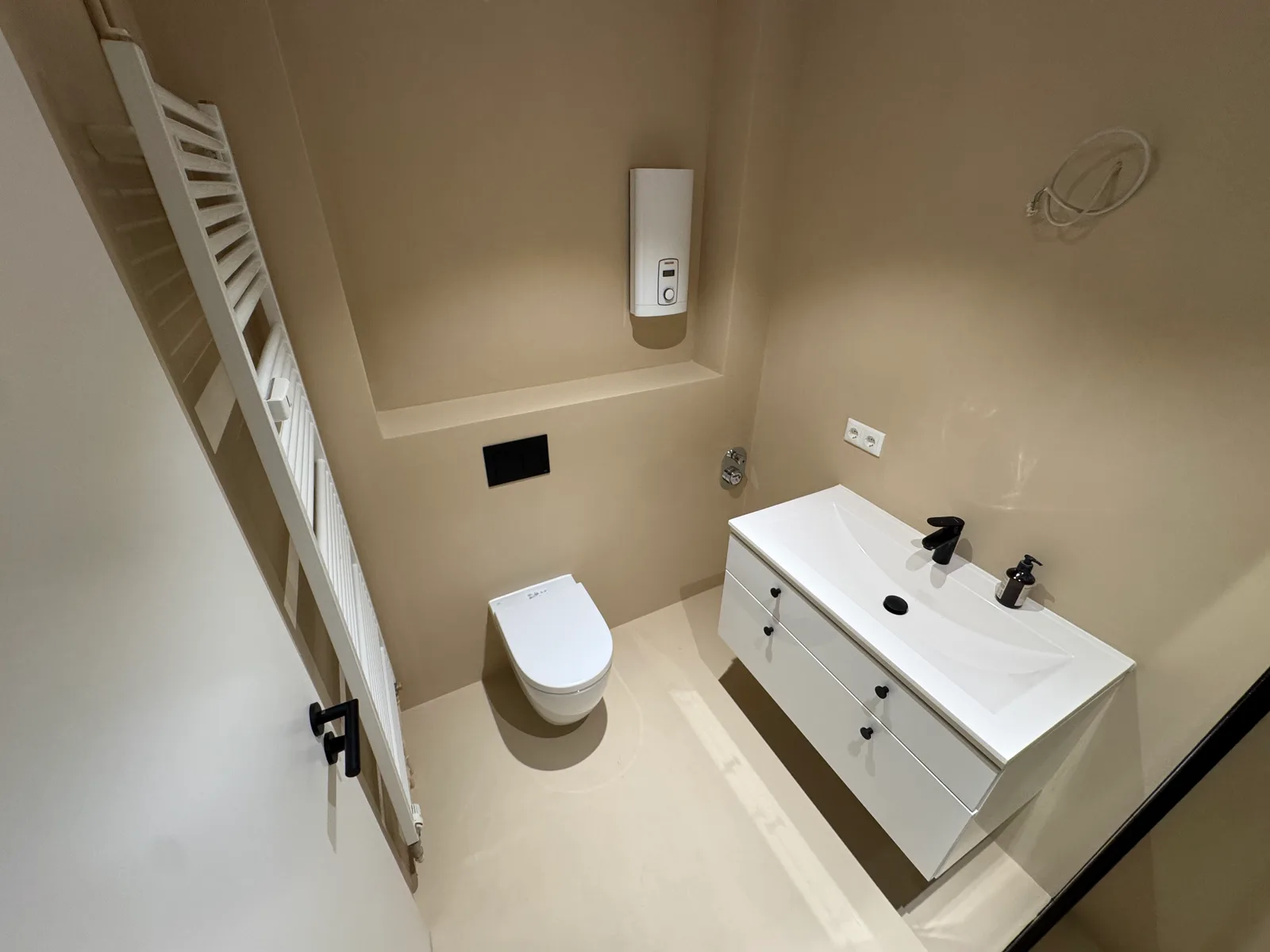 Fugenloses Hauptbad Altona – 8 m² mit Walk-In-Dusche – Bild 7