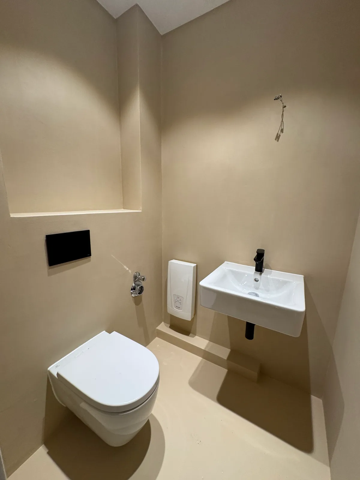 Fugenloses Gäste-WC Nienhofstraße – kompakt und edel – Hauptbild KSB Hamburg