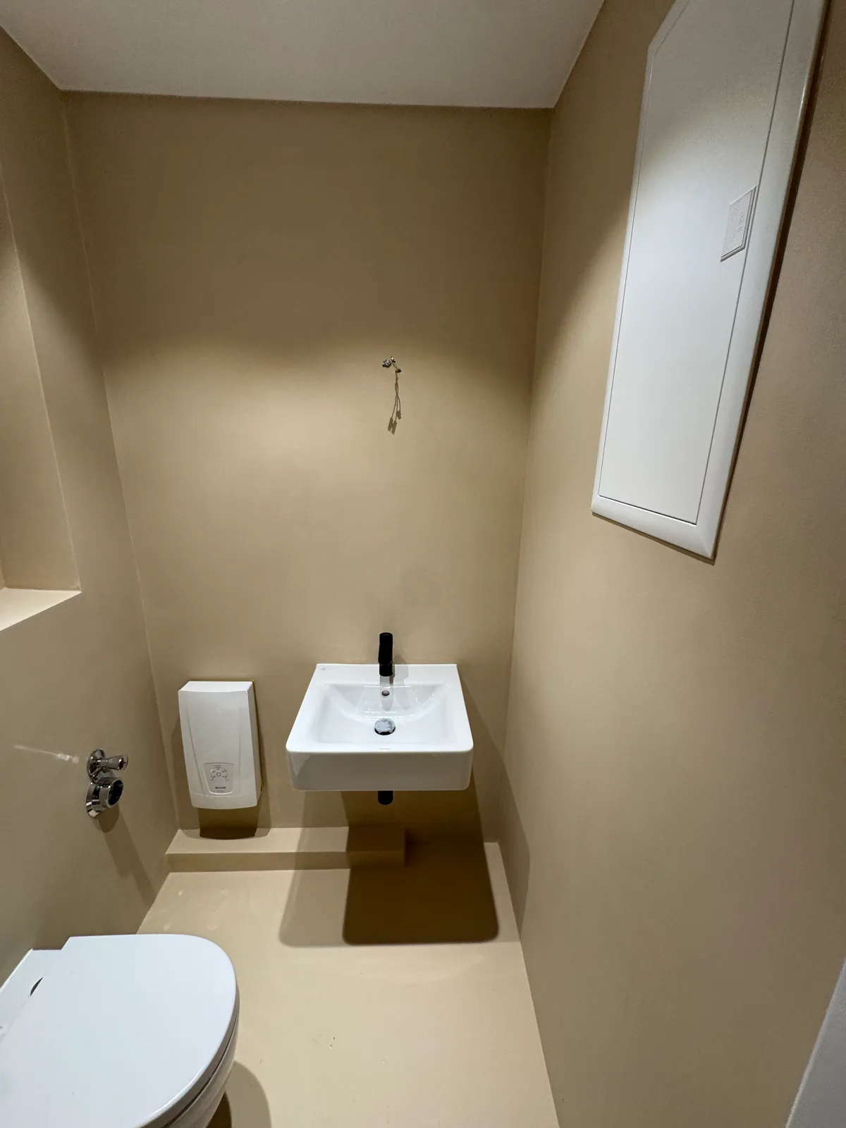 Fugenloses Gäste-WC Nienhofstraße – kompakt und edel – Bild 2