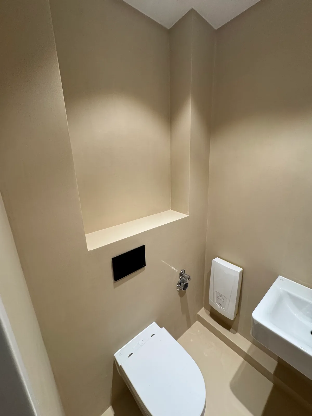 Fugenloses Gäste-WC Nienhofstraße – kompakt und edel – Bild 3