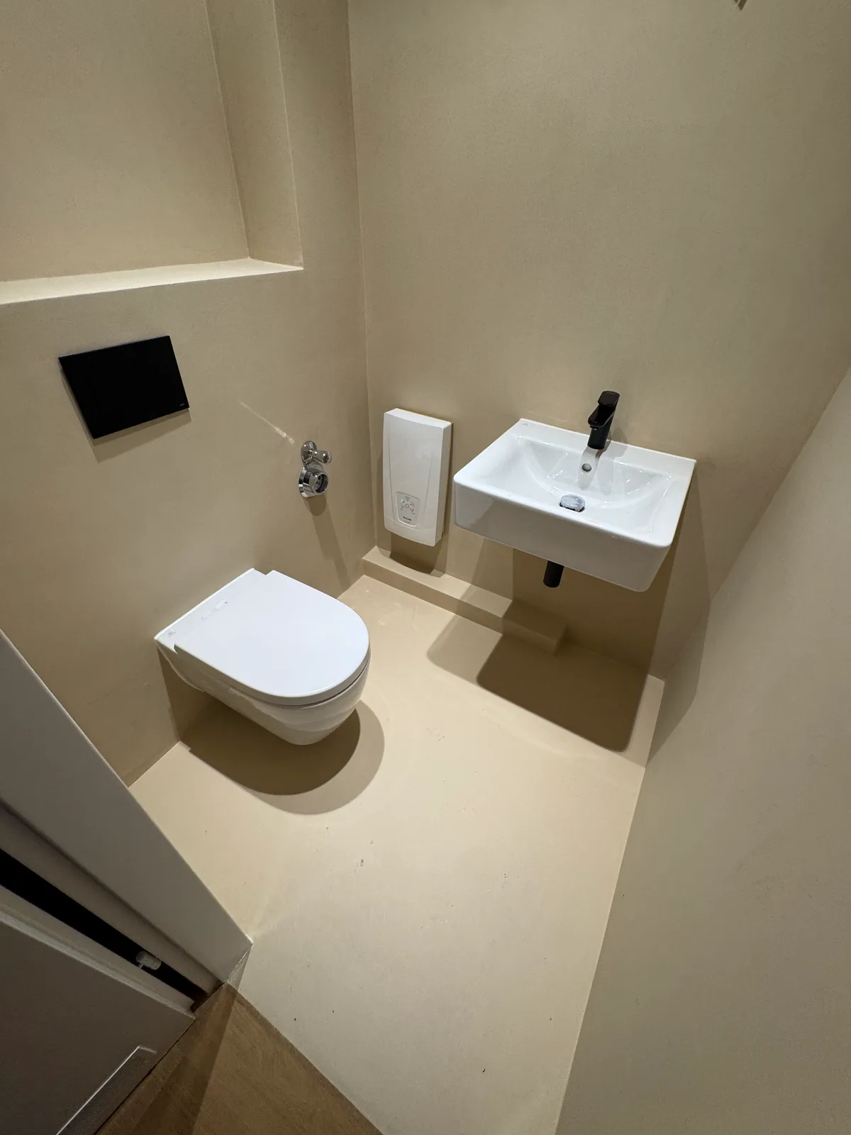 Fugenloses Gäste-WC Nienhofstraße – kompakt und edel – Bild 5