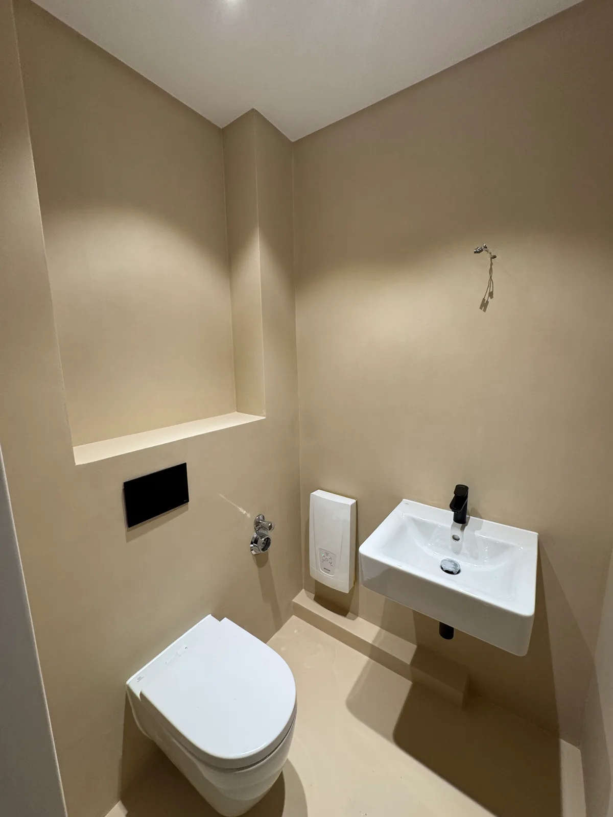 Fugenloses Gäste-WC Nienhofstraße – kompakt und edel – Bild 6