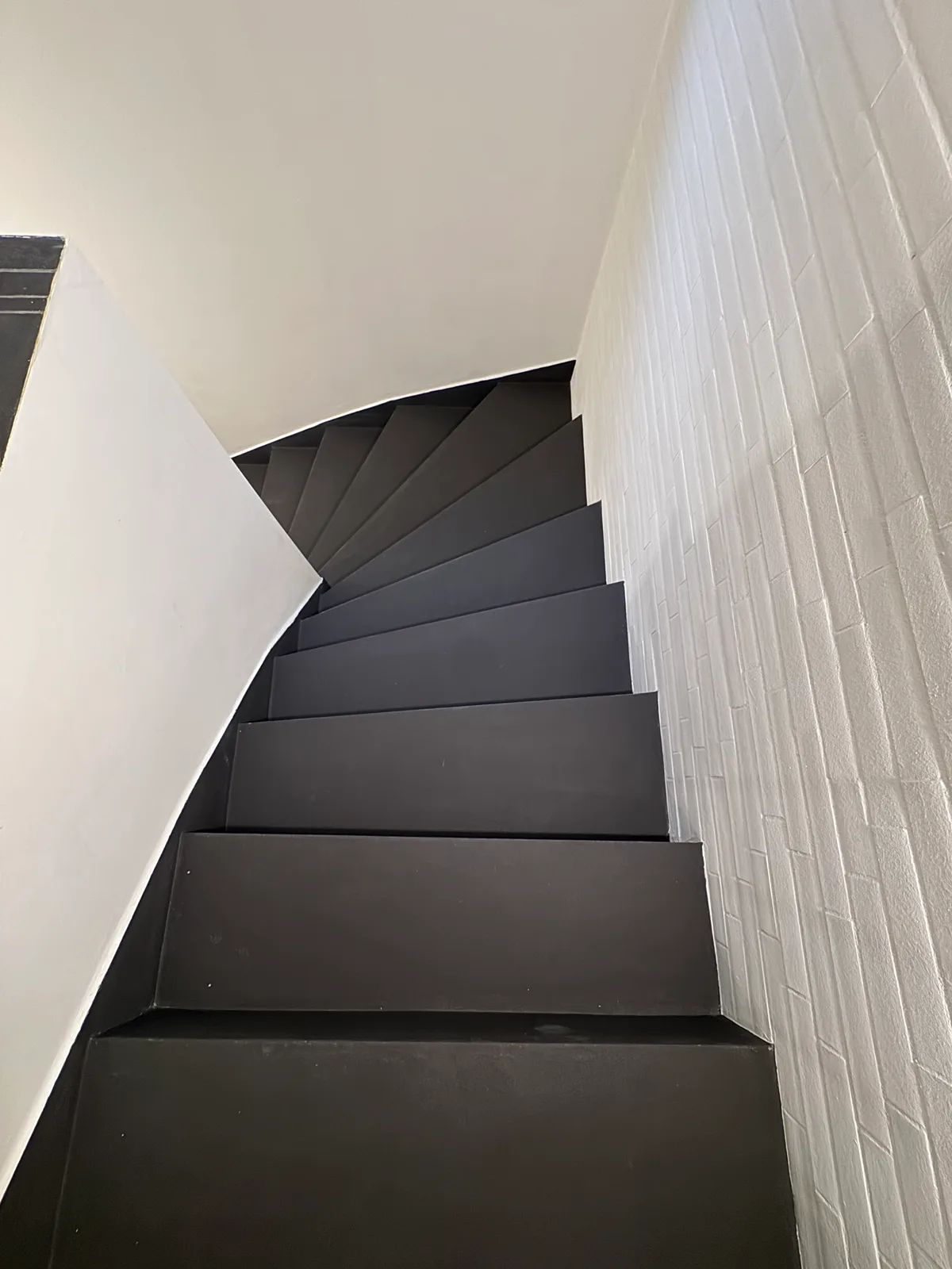 Kellertreppe fugenlos beschichtet – rutschhemmend – Bild 2