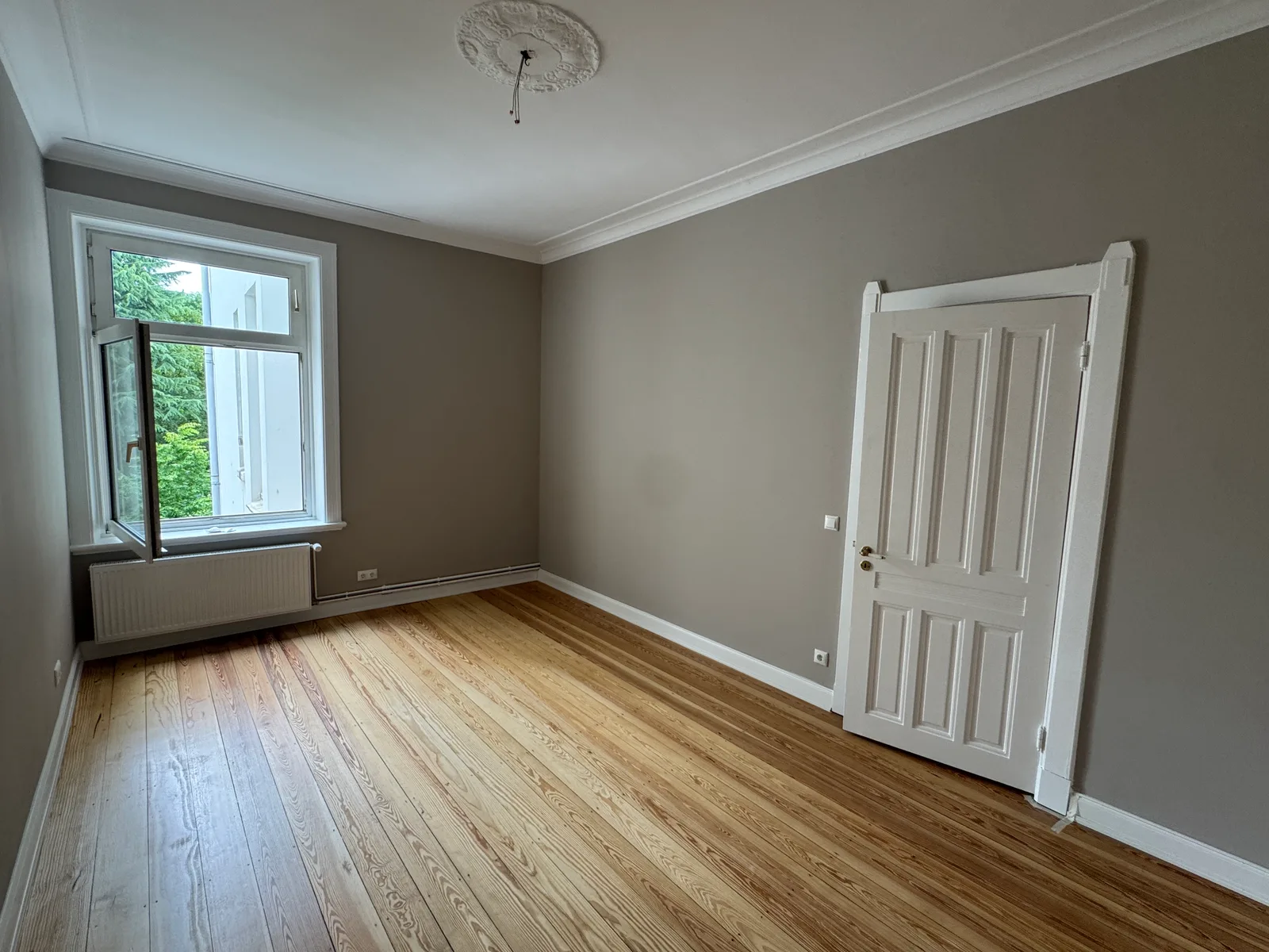 Malerarbeiten Altbau Eimsbüttel – Stuck-Decke und Wände – Bild 2