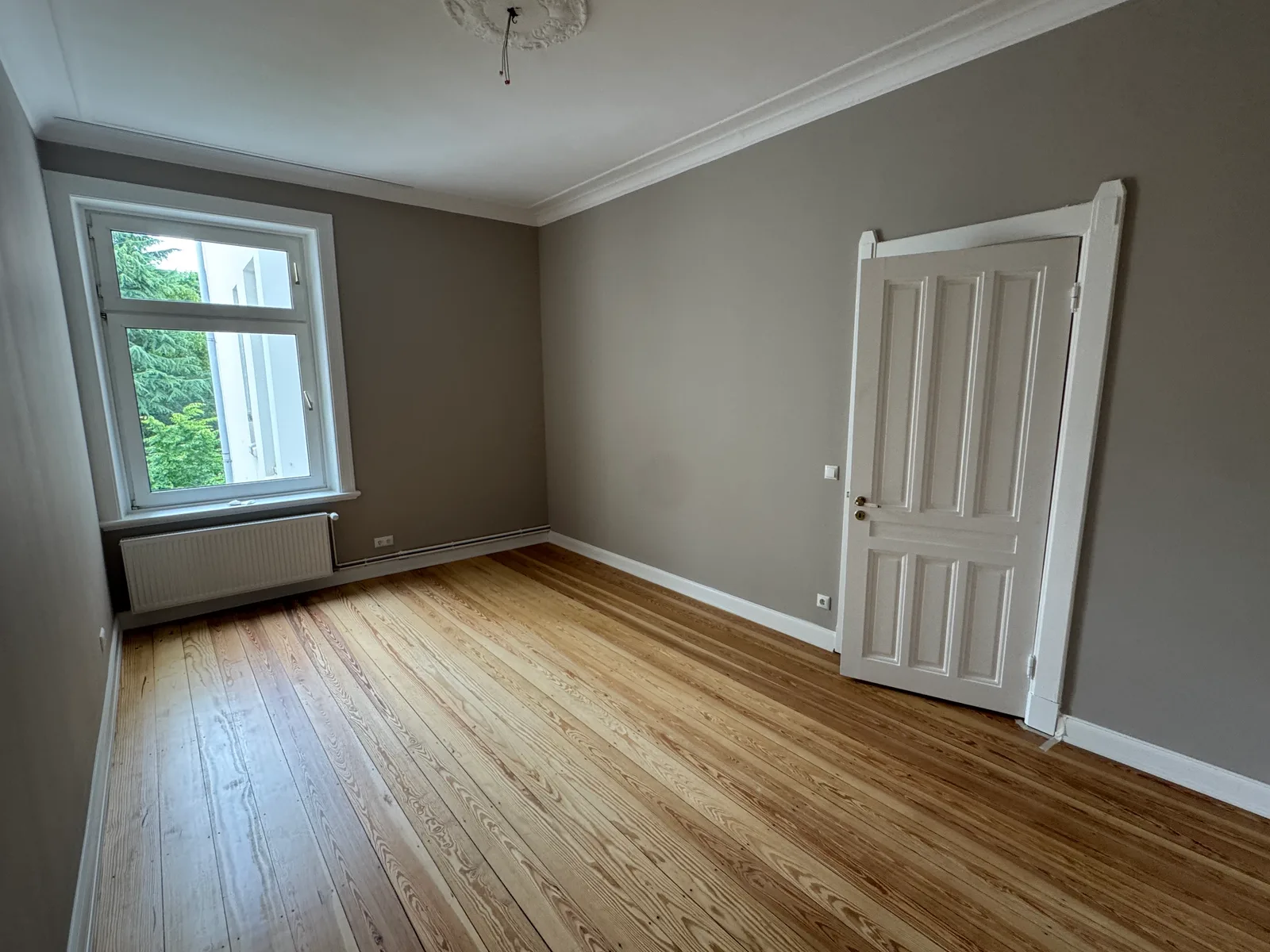 Malerarbeiten Altbau Eimsbüttel – Stuck-Decke und Wände – Bild 3
